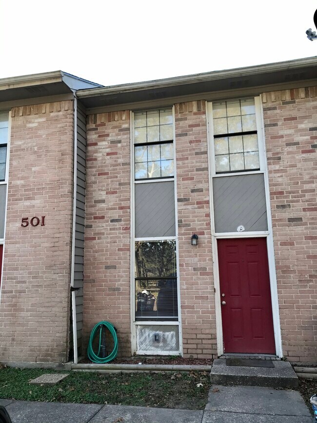Building Photo - 501 Dallas St