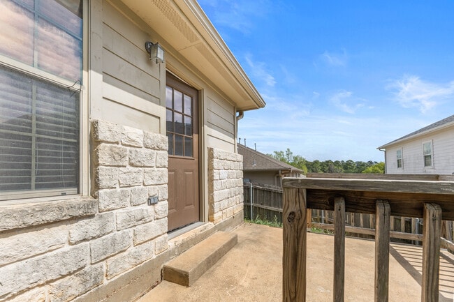 Building Photo - 100 Sendero Dr