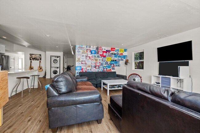 Foto del edificio - Steps to SDSU with driveway!