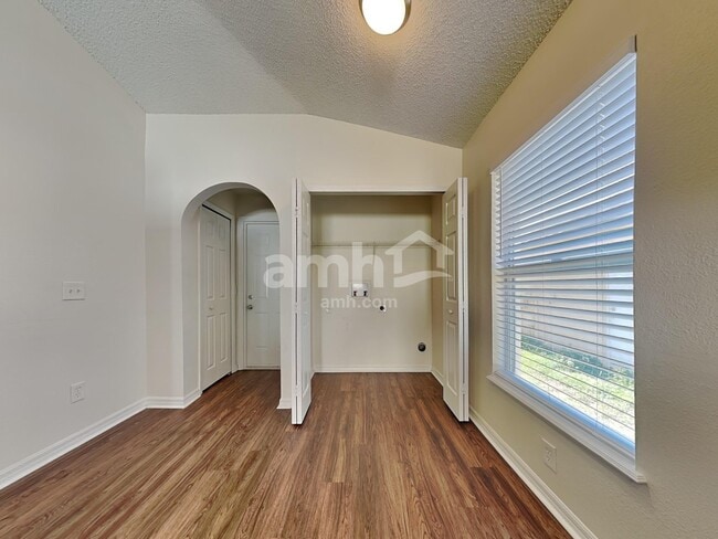 Building Photo - 914 Stallion Way