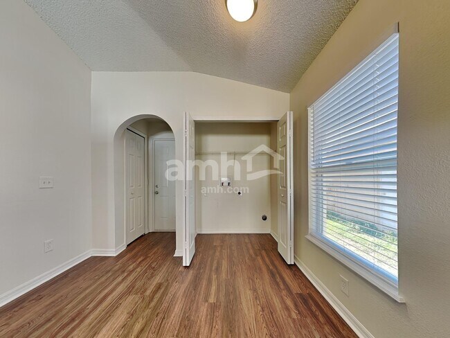 Foto del edificio - 914 Stallion Way