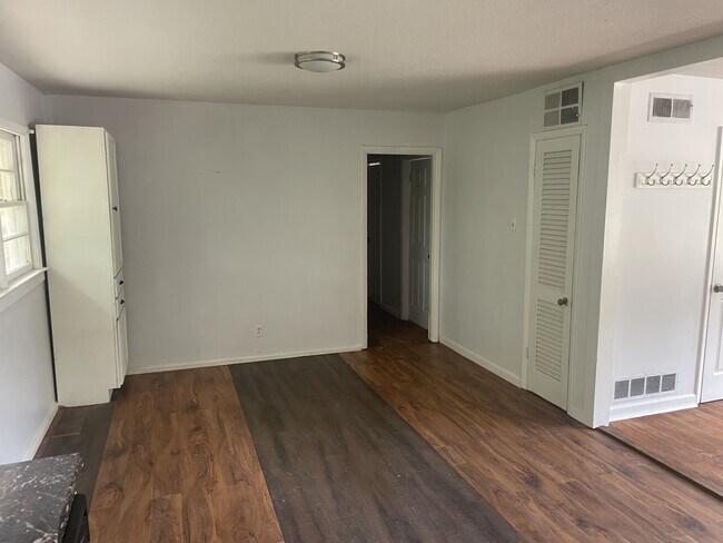 Foto del edificio - 683 Rothell Rd