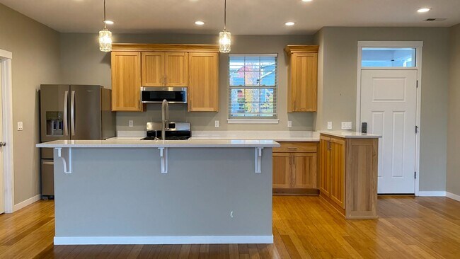 Building Photo - Convenient Hood River Location