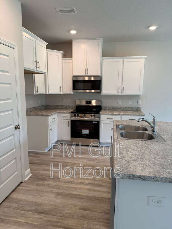 Building Photo - 710-E Giese Ln