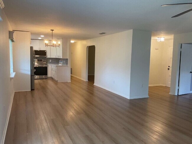 Foto del edificio - Charming 3-Bedroom Oasis with 2 Full Baths...