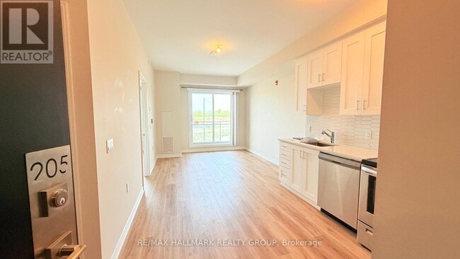 Photo du bâtiment - 1350-1350 Hemlock Rd