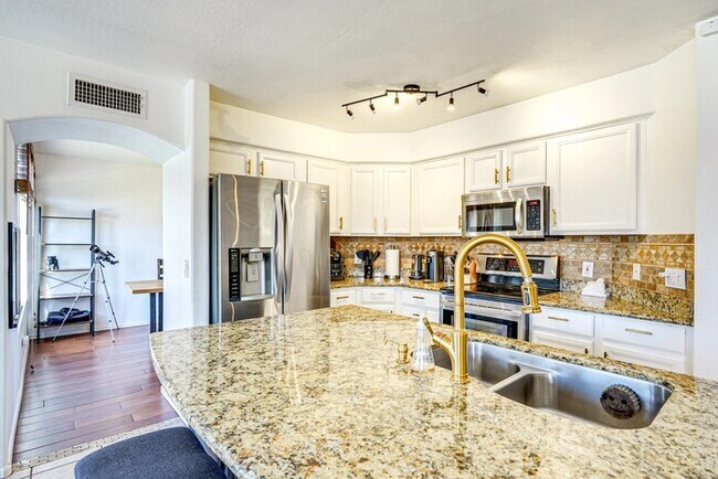 Foto del edificio - FULLY FURNISHED W/OASIS POOL AVAIL. 8.15.2026 $3400 RESERVE TODAY