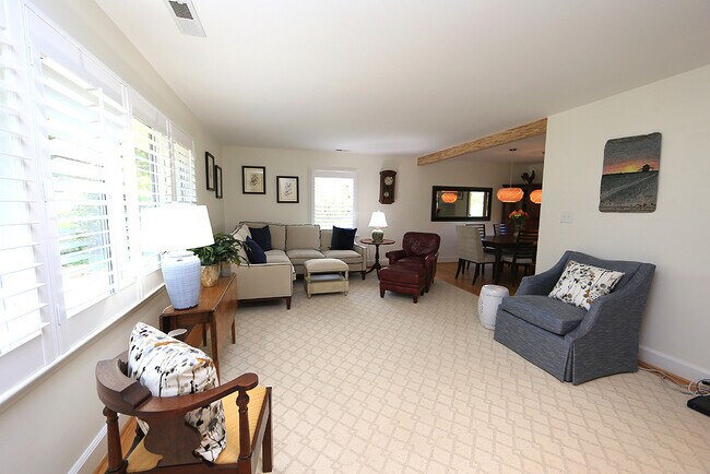 Building Photo - 2525 Medway Dr