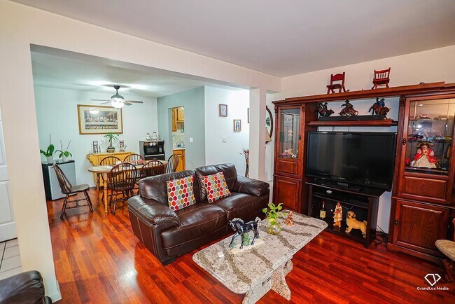 Foto del edificio - 565 Somerset Ln