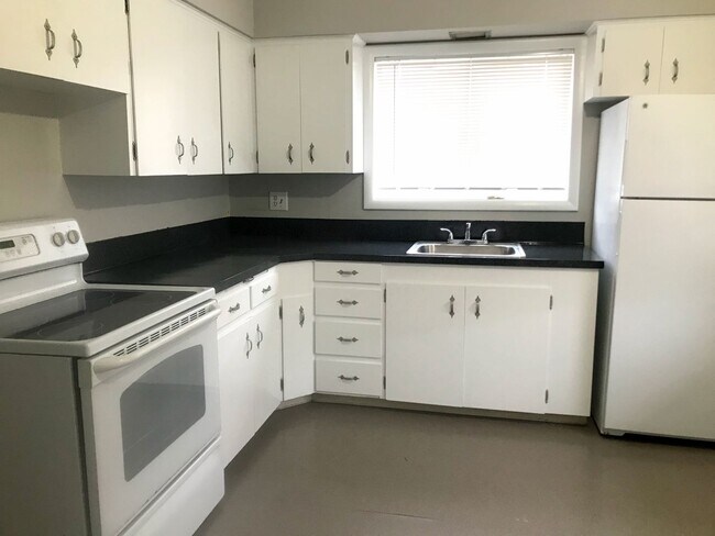 Foto del edificio - Large 2 Bed, 1 Bath Duplex Apartment with ...