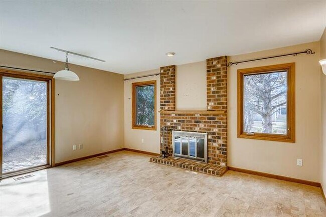 Foto del edificio - 13595 Essex Ct, Eden Prairie, MN, 55347