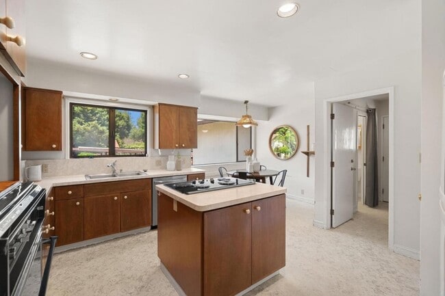 Building Photo - 17 Oak St