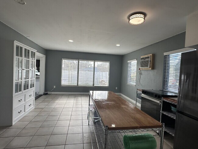 Foto del edificio - "Charming 1-Bedroom in Port Charlotte's Tranquil Setting"