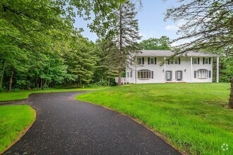 Building Photo - 352 Mammoth Rd