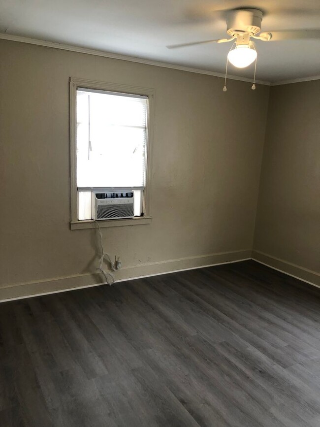 Building Photo - Charming 1 Bedroom