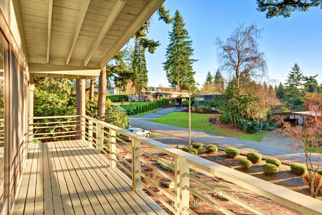 Foto del edificio - Hillside Bellevue Home w/ Lake Views!