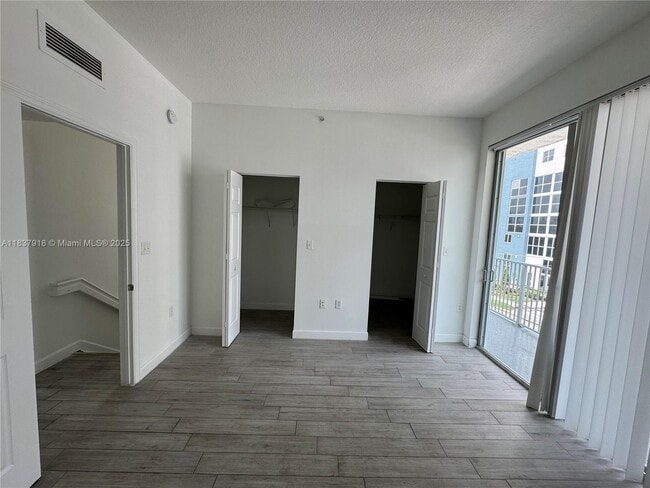 Building Photo - 2146 Van Buren St