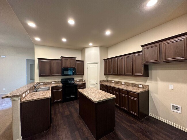 Building Photo - 4 bed 2 bath Forest Hill home