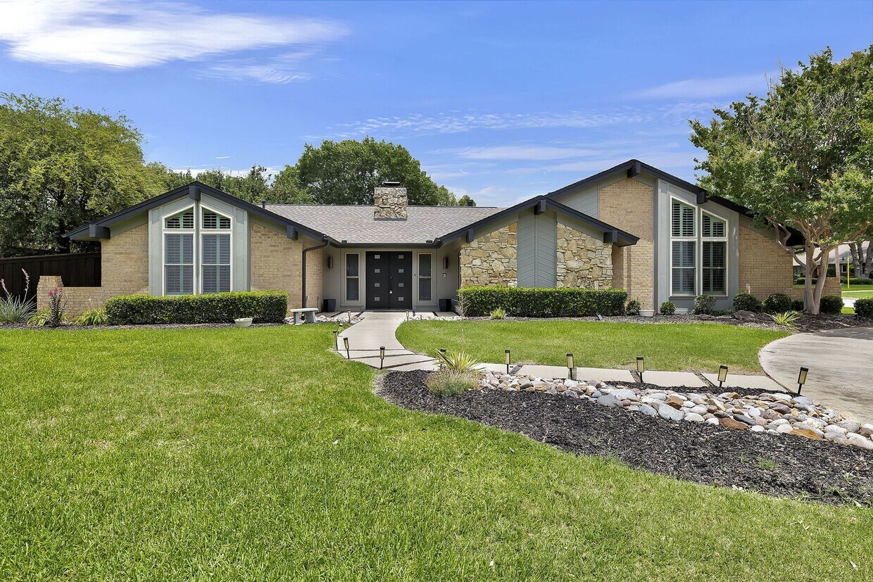 Primary Photo - Lovely Home with Sparkling Refreshing Pool!