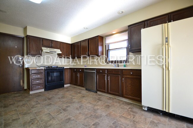 Building Photo - 5004 Aspen Dr