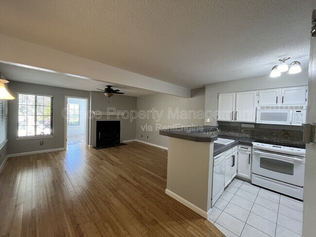 Foto del edificio - 4850 E Kentucky Ave