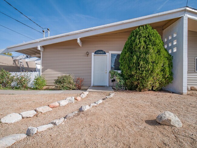 Building Photo - 2bed 1bath attached home, large back yard,...