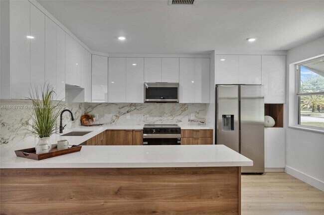 Foto del edificio - 5860 SW 13th St