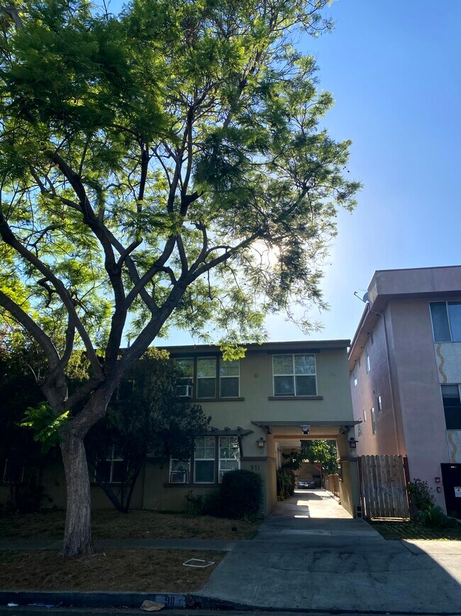 Building Photo - 911 N Harper Ave