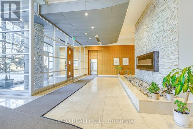 Building Photo - 220-220 Burnhamthorpe Rd W