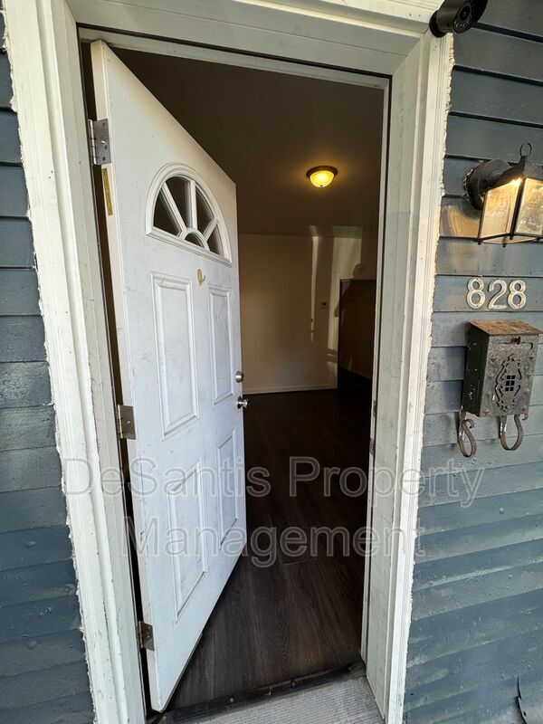 Foto del edificio - 828 Wallbridge West End St