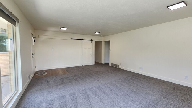 Building Photo - Earnshaw Estates 2