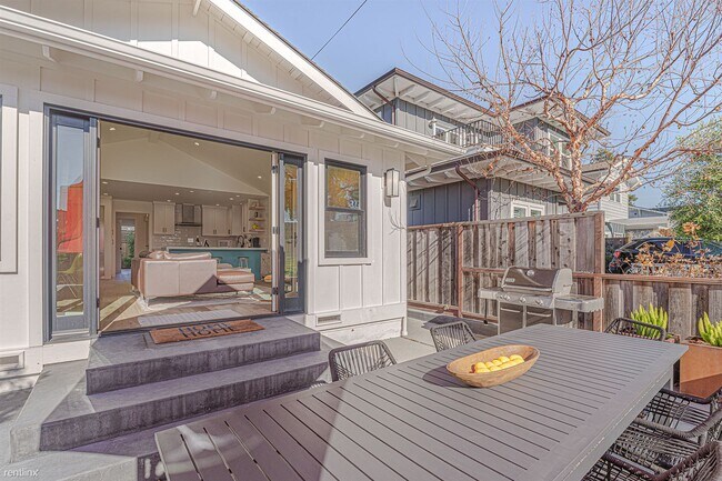 Building Photo - 3 br, 2.5 bath House - 3868 Emerald House