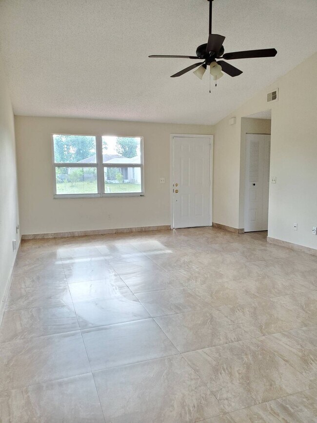 Foto del edificio - 3 bedroom 2 bath rental NO FENCE