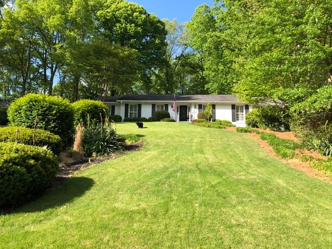 Building Photo - 315 Dartmoor Cir