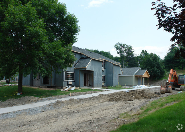 Building Photo - Green Meadows