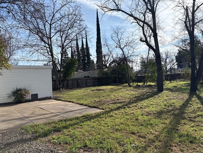 Building Photo - 30 Oak Dr