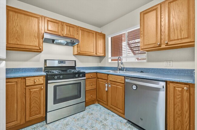 Foto del edificio - Quiet Gated Condo walkable to El Camino College