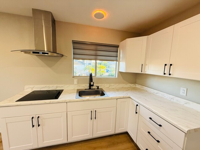 Foto del edificio - 6186 Daisy Pl