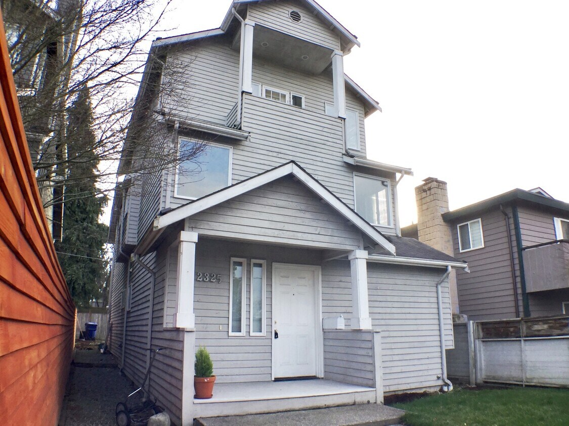 Primary Photo - LARGE REENLAKE HOUSE 4 BEDROOMS 2 CAR GARAGE