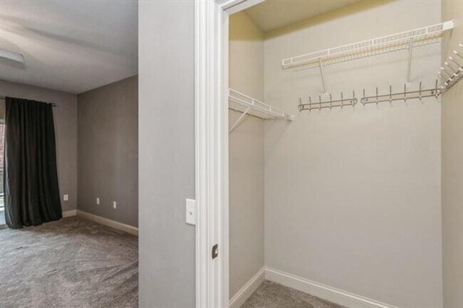 Foto del edificio - AUGUST 2026!!! Beautiful 2 Bedroom, 2 Bath Condominium in University Heights