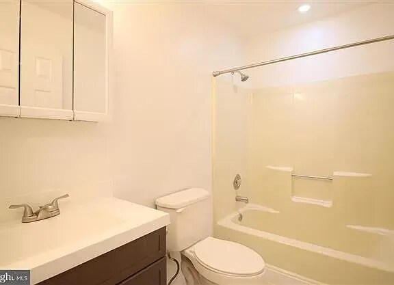 Top floor bathroom - 805 Wind Ridge Dr