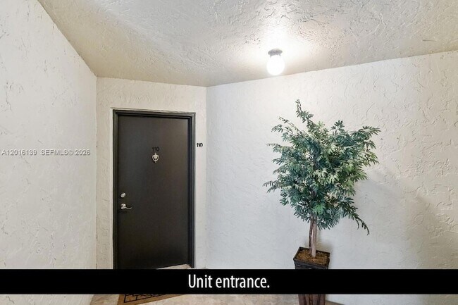 Building Photo - 825 Egret Cir