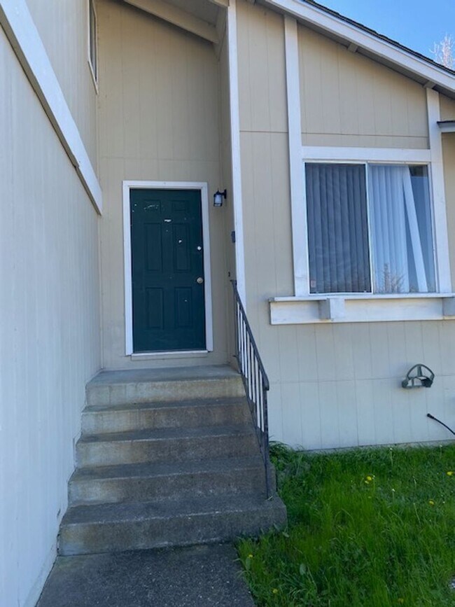 Foto del edificio - Spacious 3 Bed/2 Bath Duplex~ PG&E & Water Included Huge Savings!!