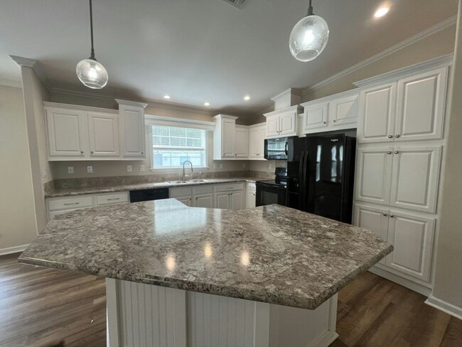 Building Photo - 115 Poinsettia Dr
