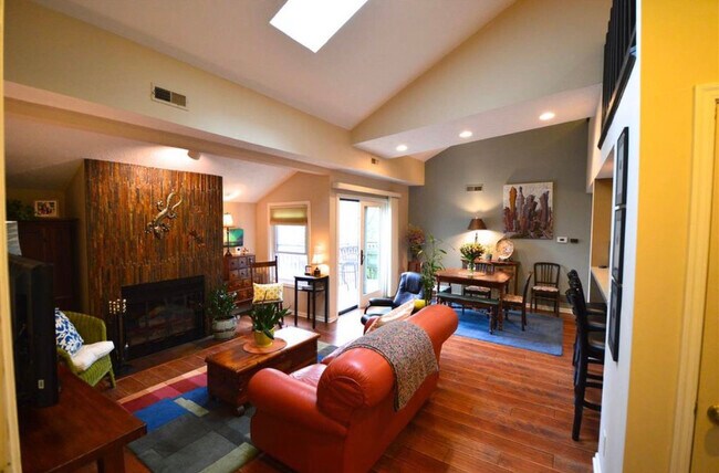 Living room/dining room - 1230 Bellpointe