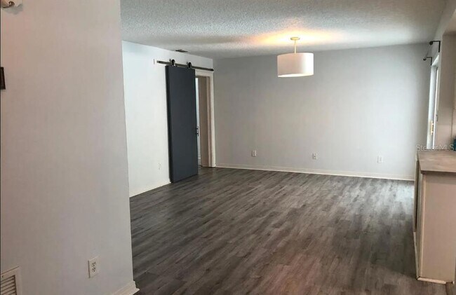 Foto del edificio - 345 Gilbert Rd