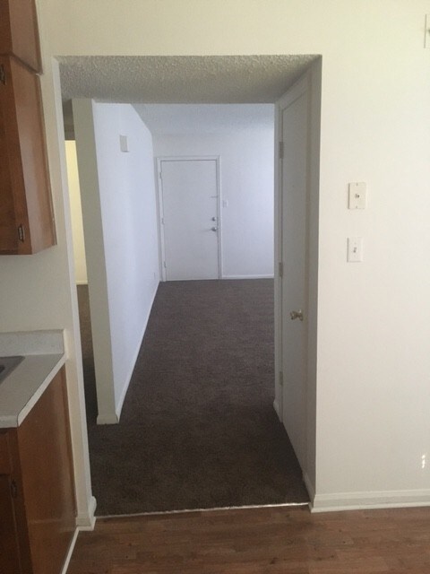 Building Photo - 1 Bed Bedroom at Woodsdale Apartments