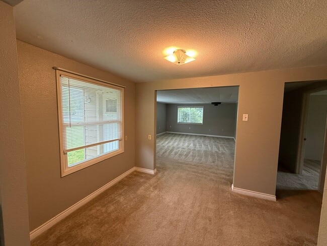 Building Photo - Spacious 3 bed 1 bath Edmonds Home on Large Private Lot! $2850/mo.