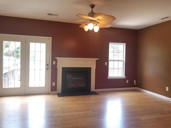 Foto del edificio - 9910 Treeside Ln