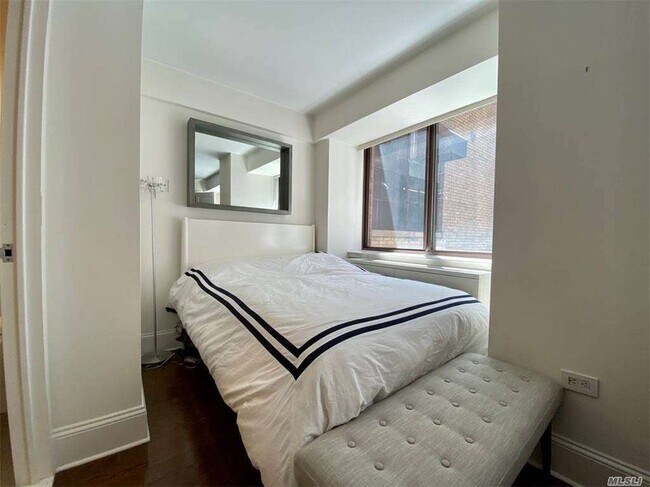 Building Photo - 300 E 64th St